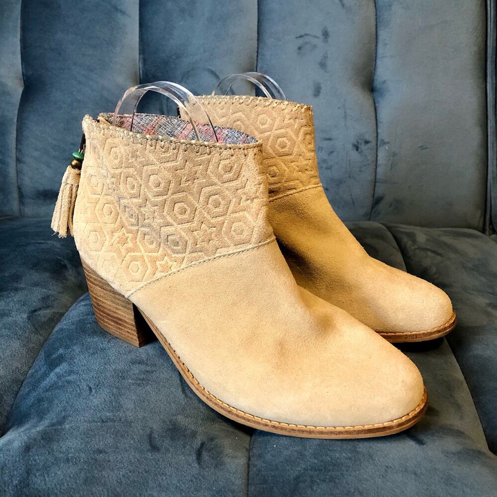 TOMS Leila Bootie U.S. Women's Size 8 Oxford Tan Suede Embossed Tassel Detail